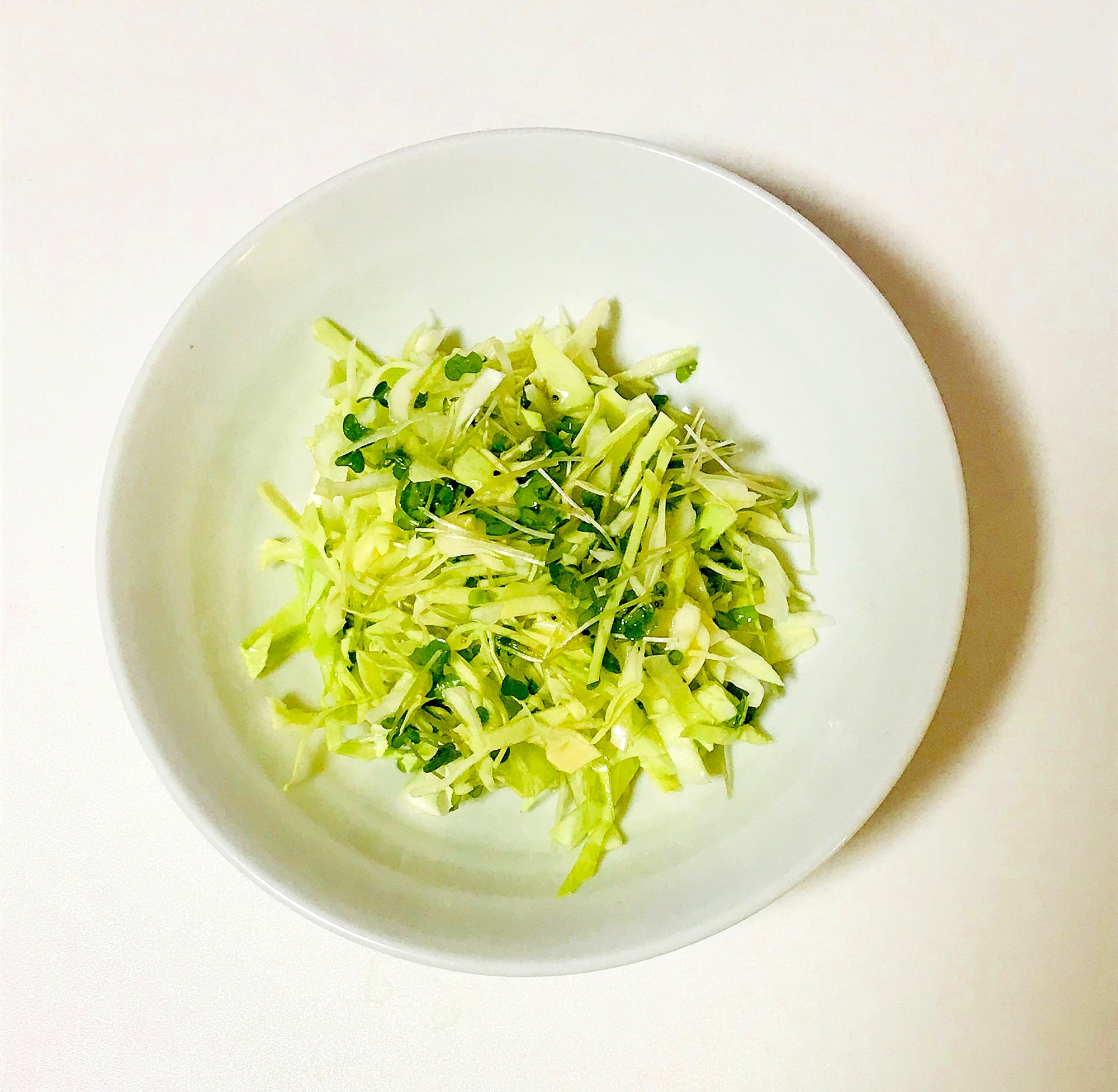 キャベツとスプラウトの簡単サラダ
