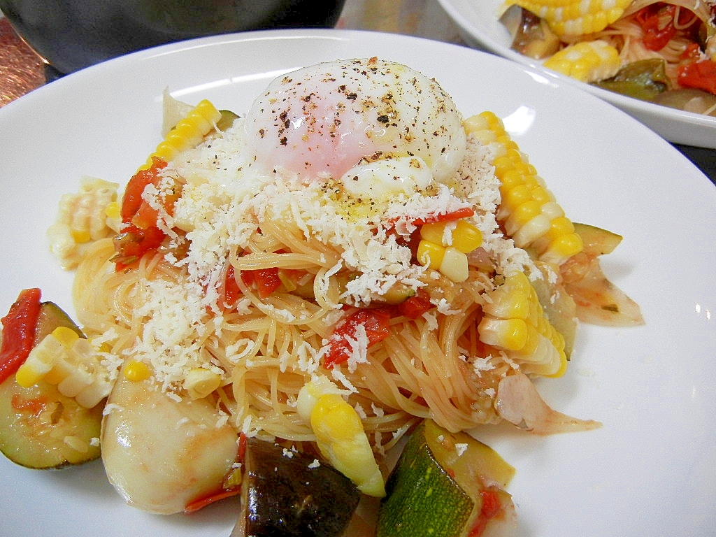 白いプレートに盛り付けたラタトゥイユの冷製カッペリーニ