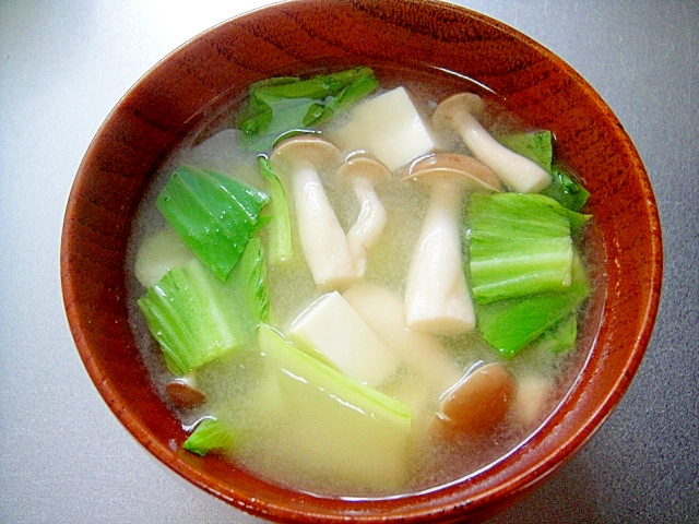 豆腐と青梗菜しめじの味噌汁