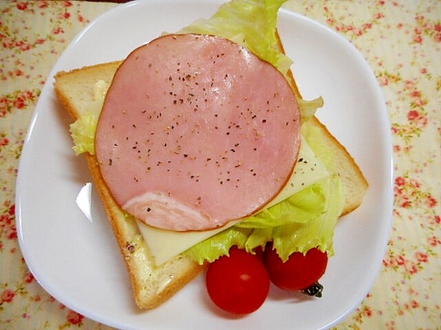 ハム・チーズ・レタスのオープンサンド レシピ・作り方 by