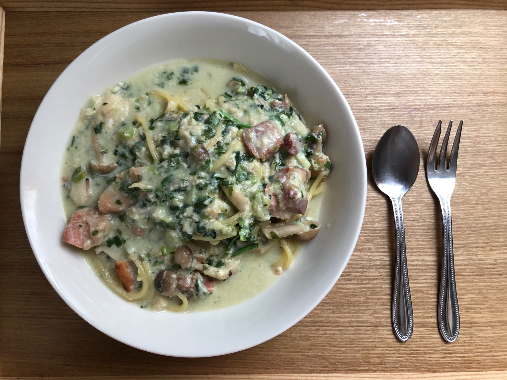 白いお皿に盛り付けられた豆乳とねぎのクリームパスタ