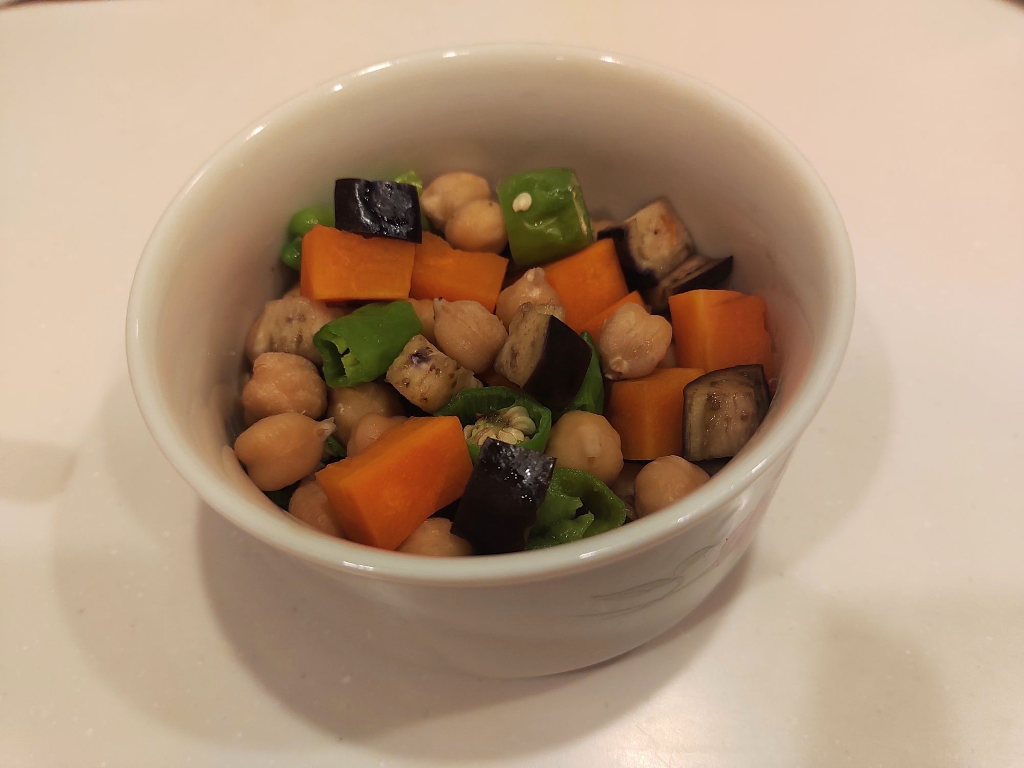 ひよこ豆とサイコロ野菜のサラダ