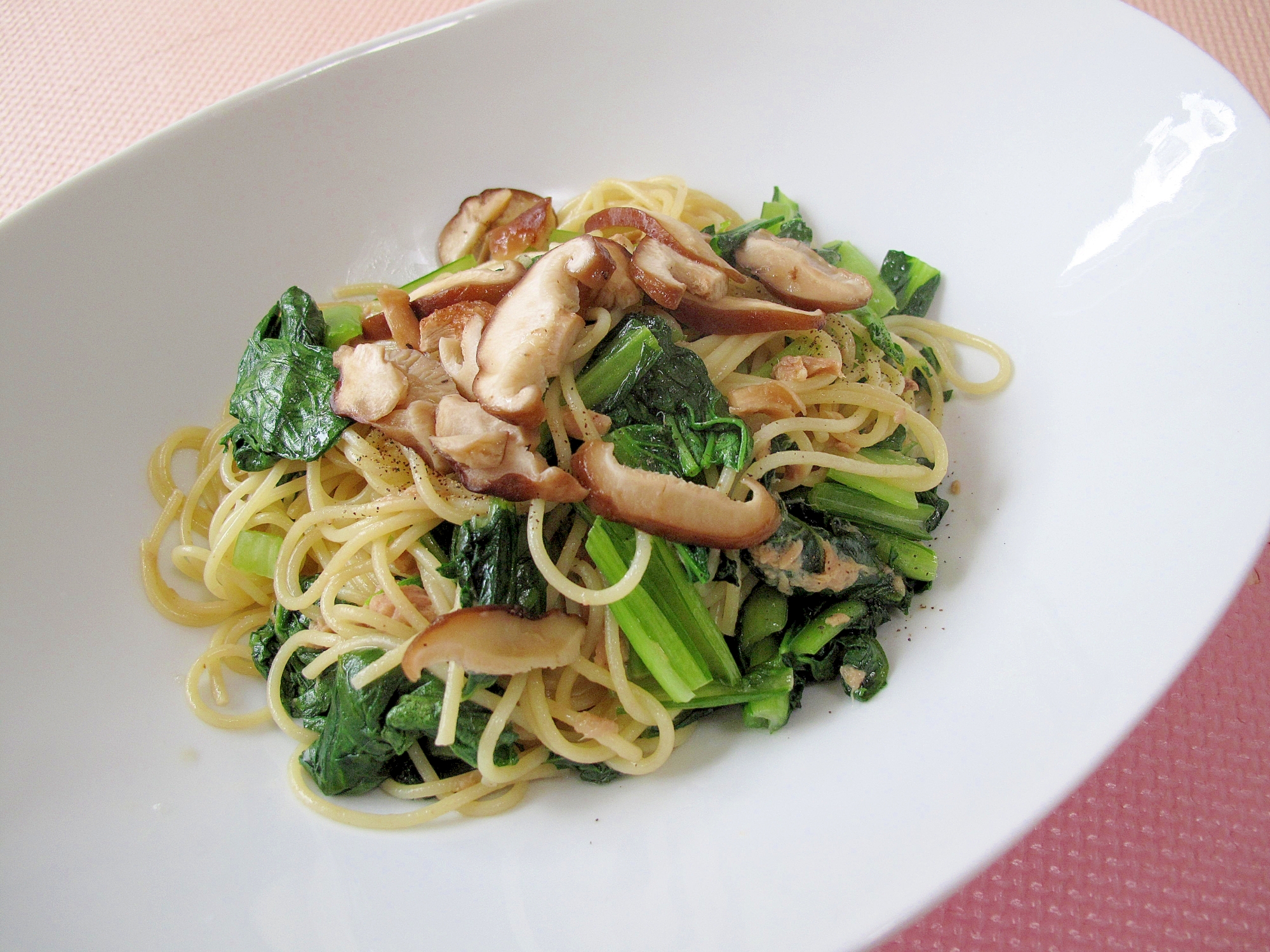 フライパン一つで簡単✨ゆき菜と椎茸の和風ツナパスタ