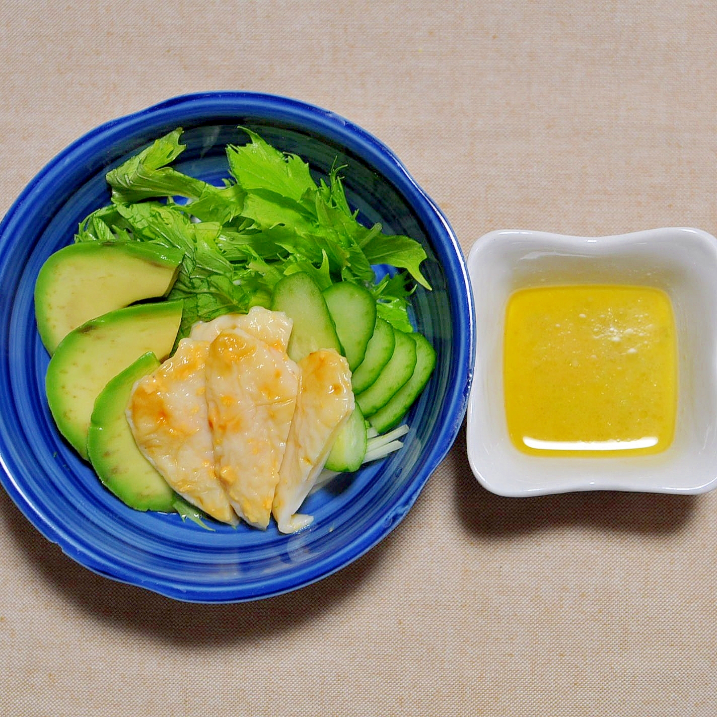 笹かまとアボカドときゅうりと水菜のサラダ
