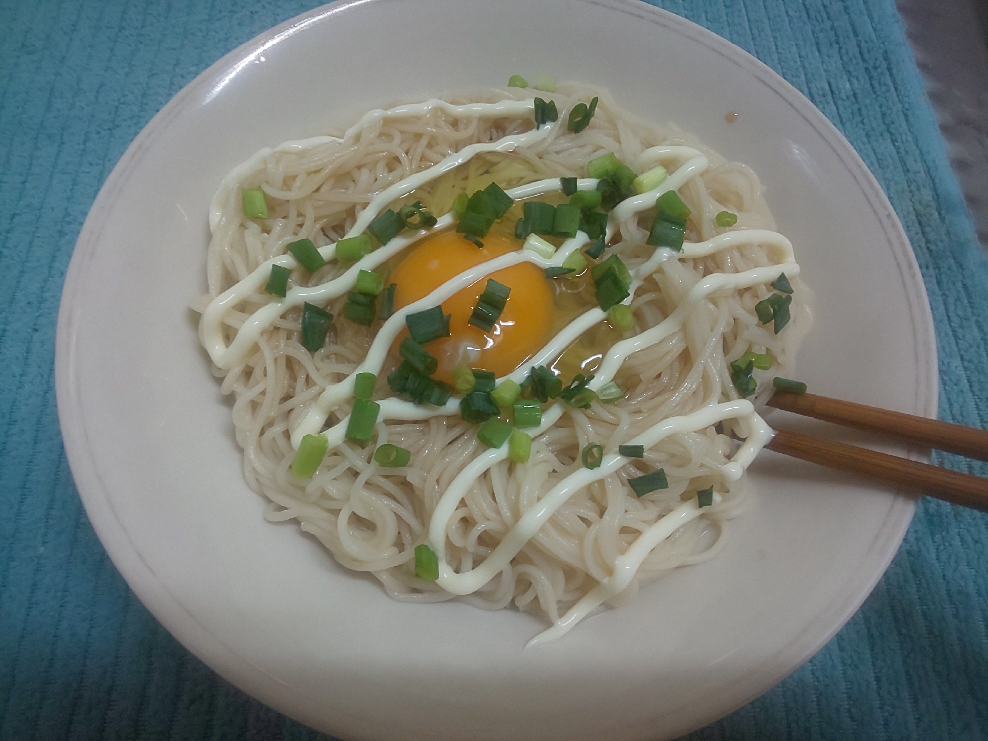 ポン酢で食べる♪冷やしマヨ釜玉そうめん