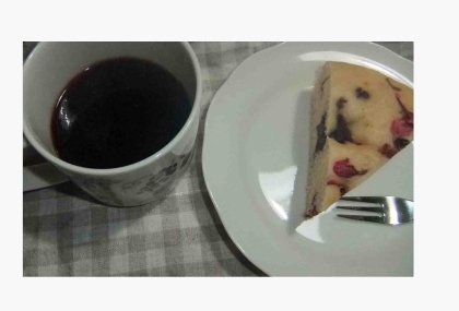 今日は桜の花びらと餡子のケーキ作りました
おやつだけが生きがいです♬
ごちそうさまでした(=^・^=）