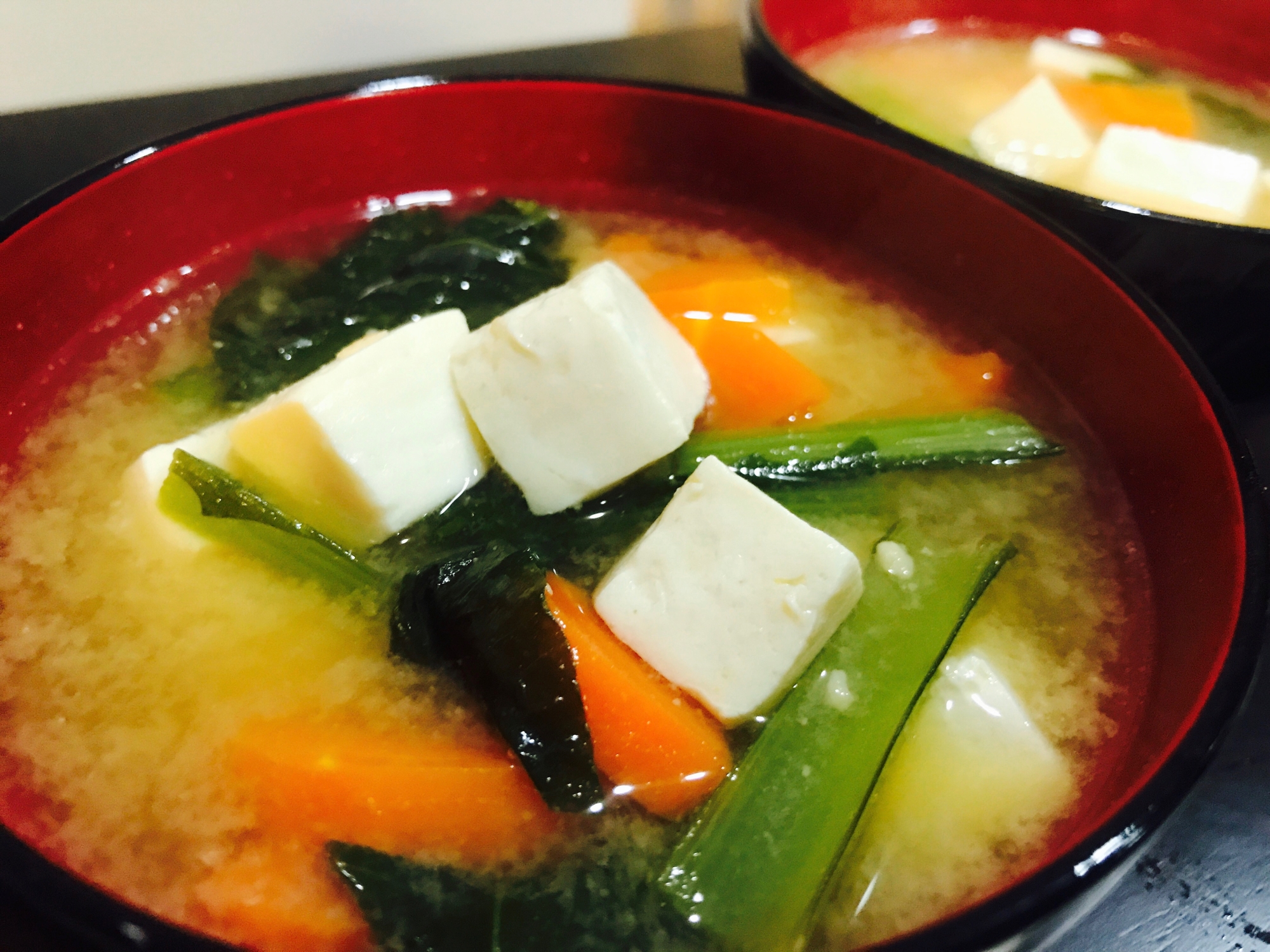 豆腐と小松菜、人参のお味噌汁