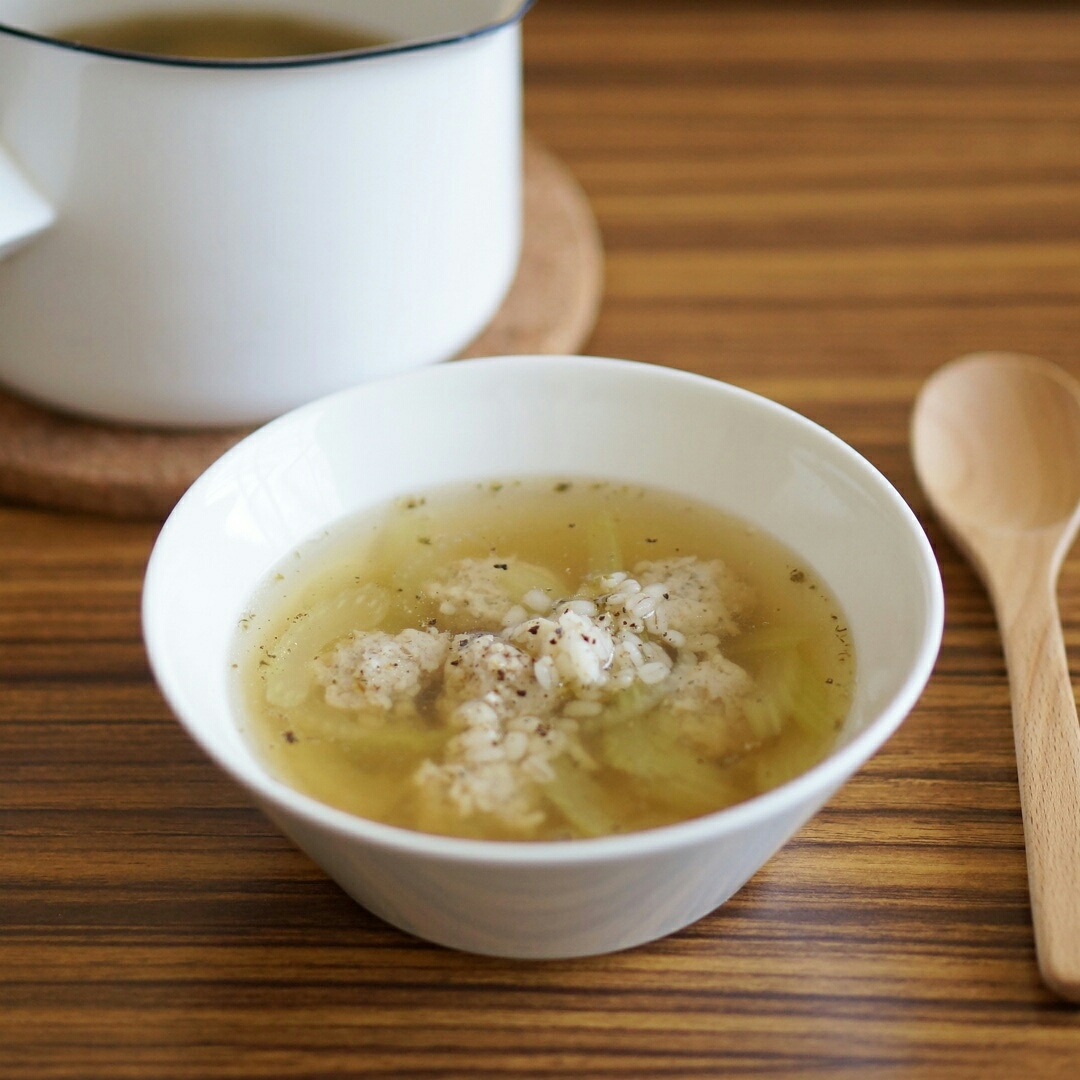 ハーブが香る もち麦と鶏だんごのスープ