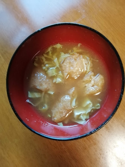 キャベツと油あげの味噌汁