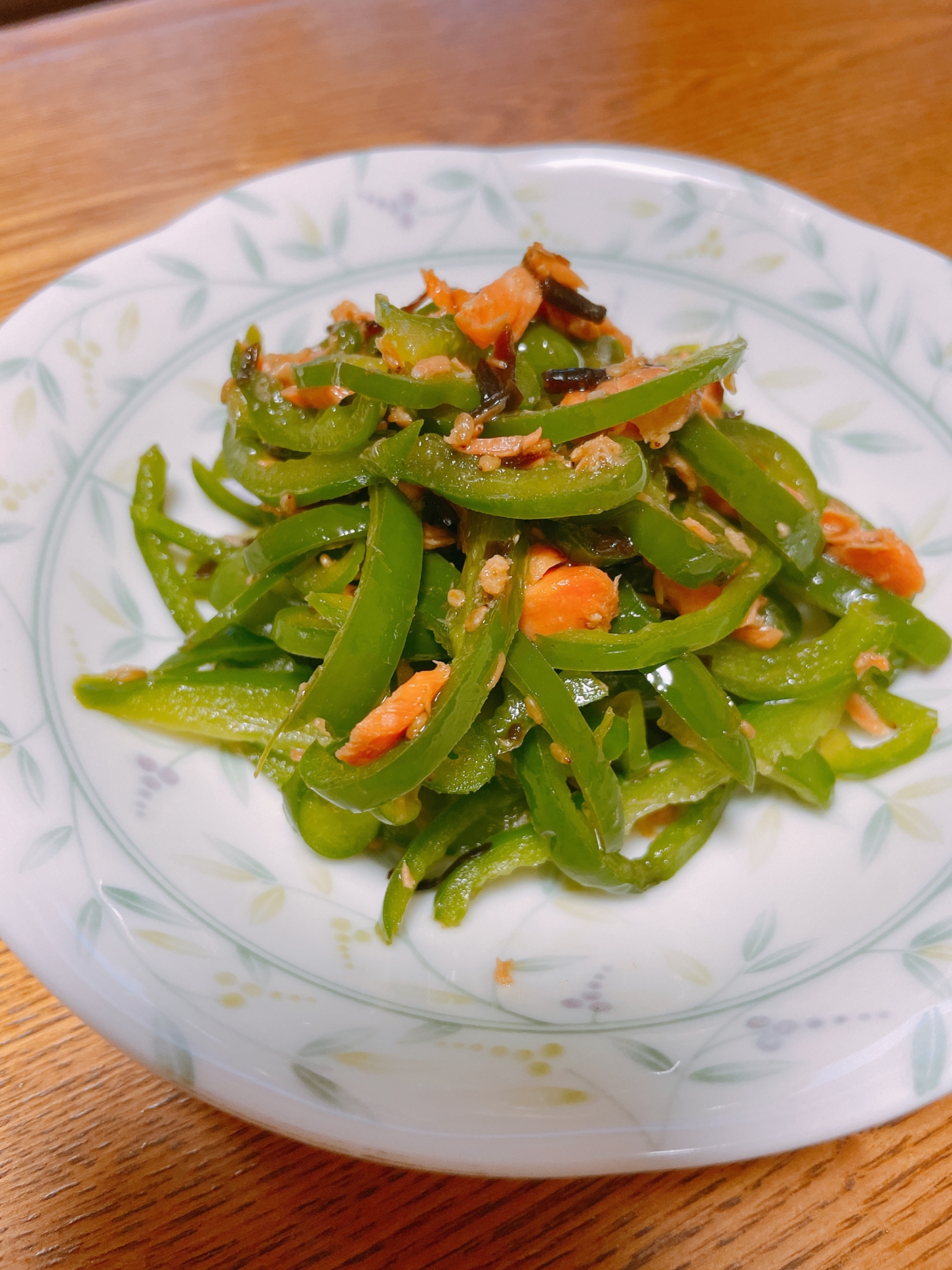 レンチンで簡単！ピーマンとしゃけの塩昆布あえ