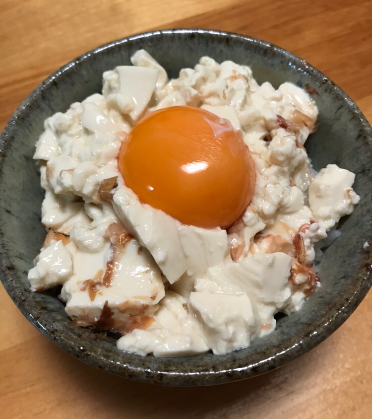 卵黄のせ鰹節豆腐丼