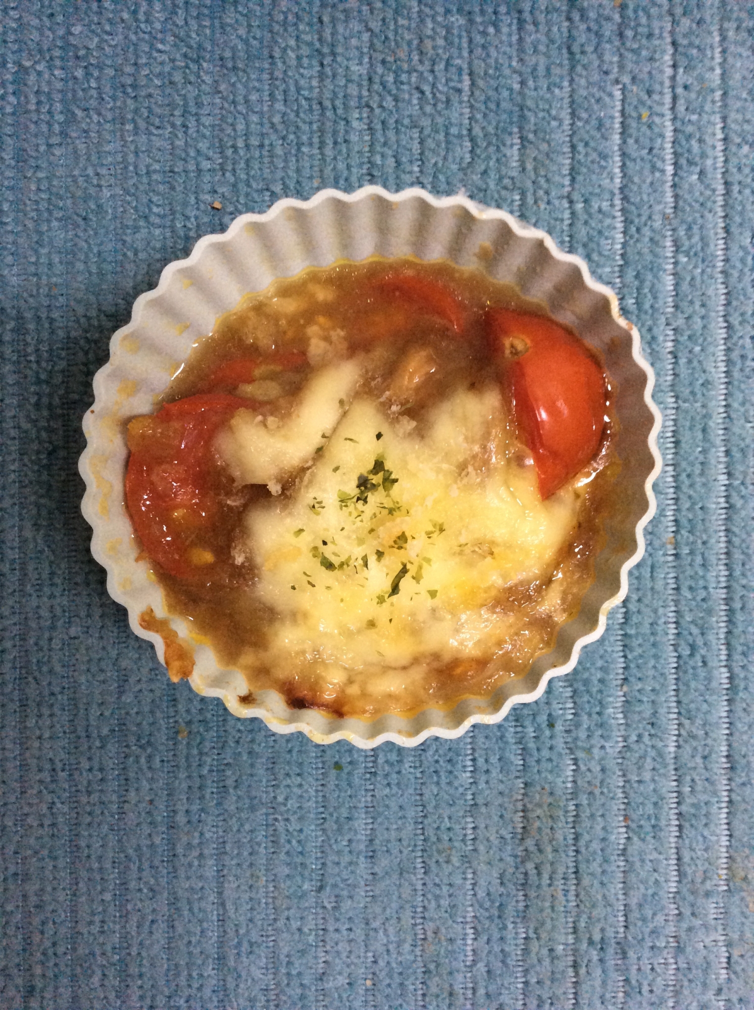 お弁当カップで♪ミニトマトのカレーチーズ焼き