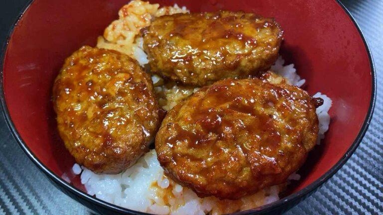 素朴飯『いわしバーグのコチュジャンソース和え丼』