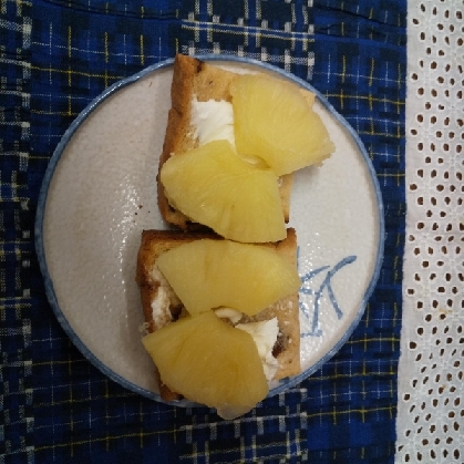 パイナップルとクリームチーズのハニーサンド