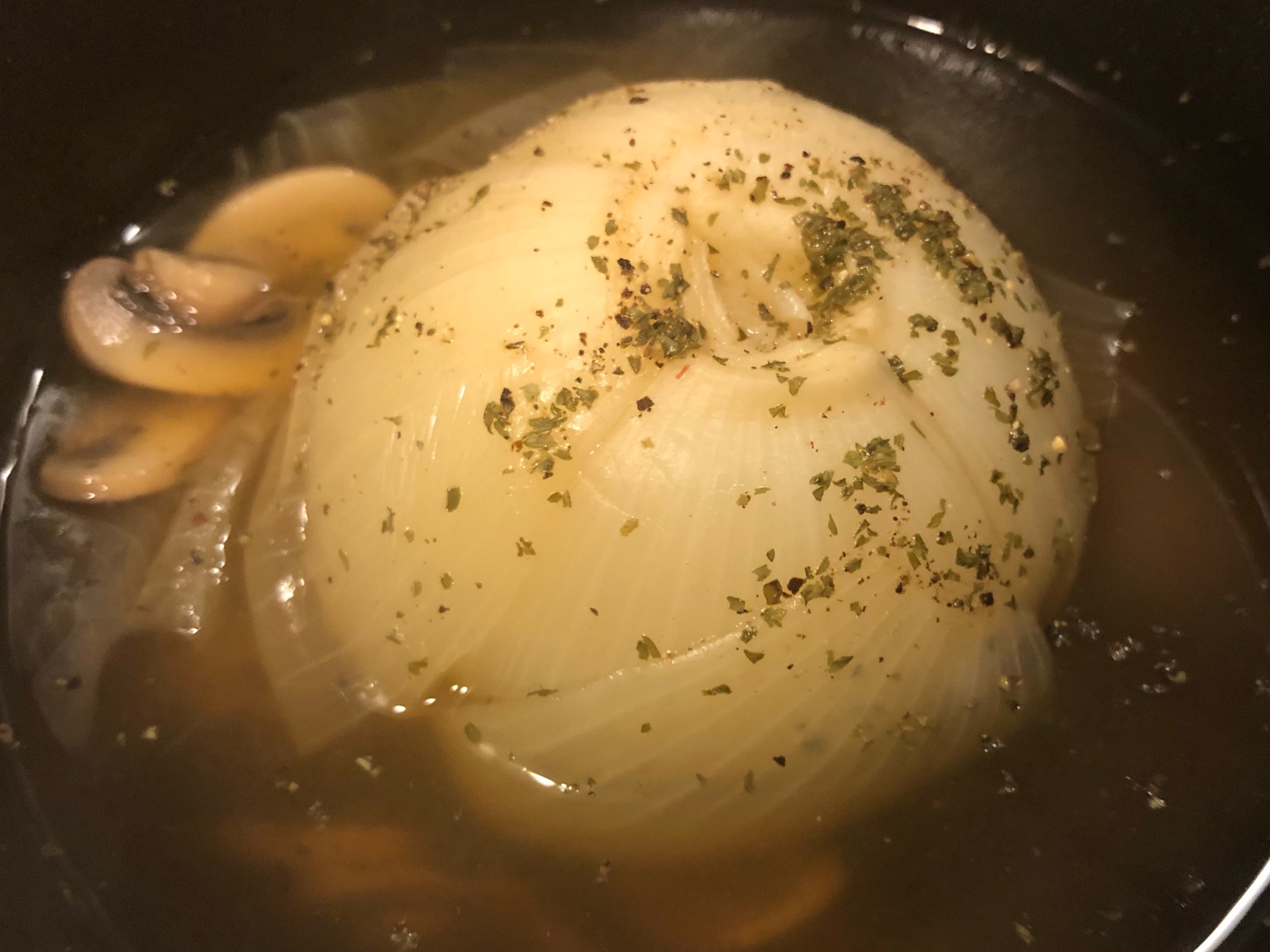 無水鍋で♫丸ごと新玉ねぎとマッシュルームのスープ