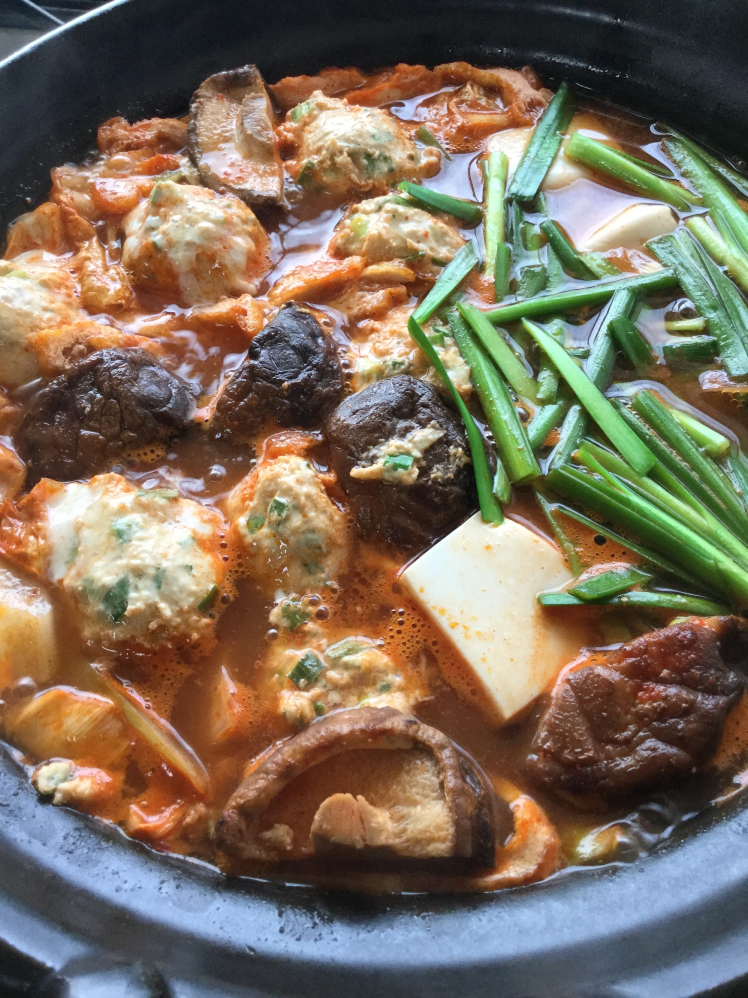 ニラ入り鶏団子でキムチ鍋