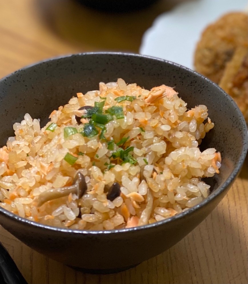 炊飯器で簡単◎鮭としめじの炊き込みご飯