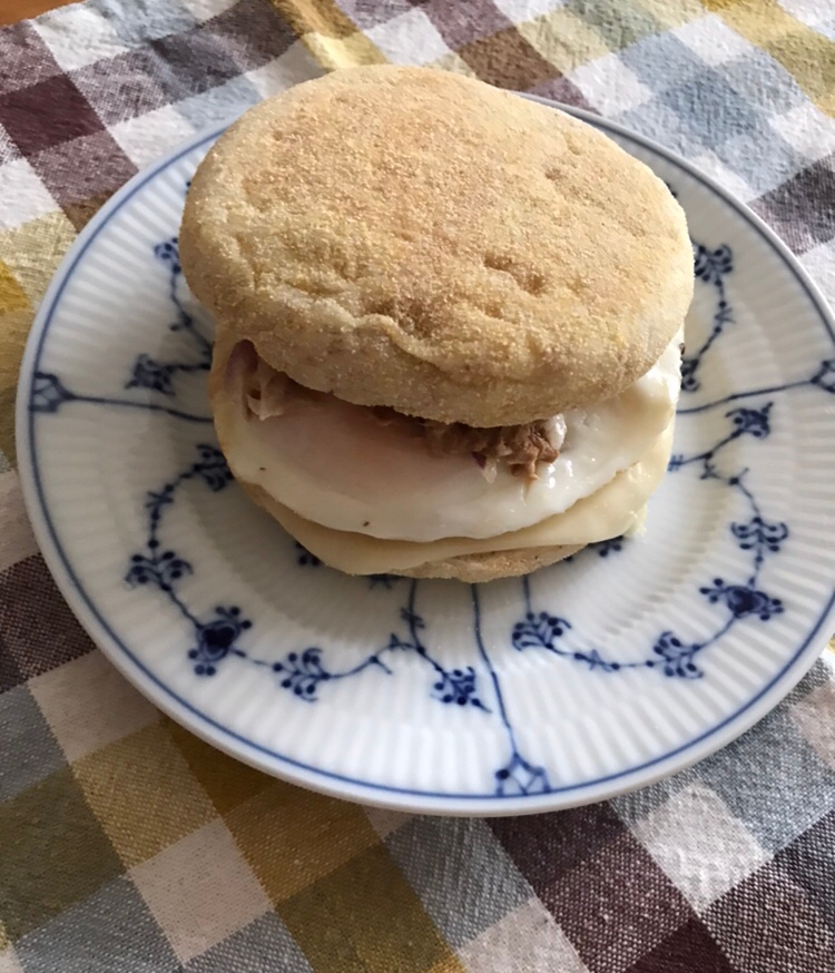 はごろも煮と赤たまねぎのマヨ和えと目玉焼きサンド