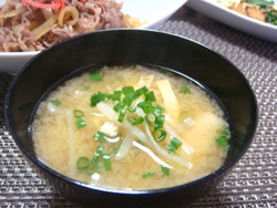 美味しい牛丼と一緒にいただきました♪
野菜が高いので残りの大根を皮つきのまま使って作りました♪皮も柔らかくなり美味しいですね♪