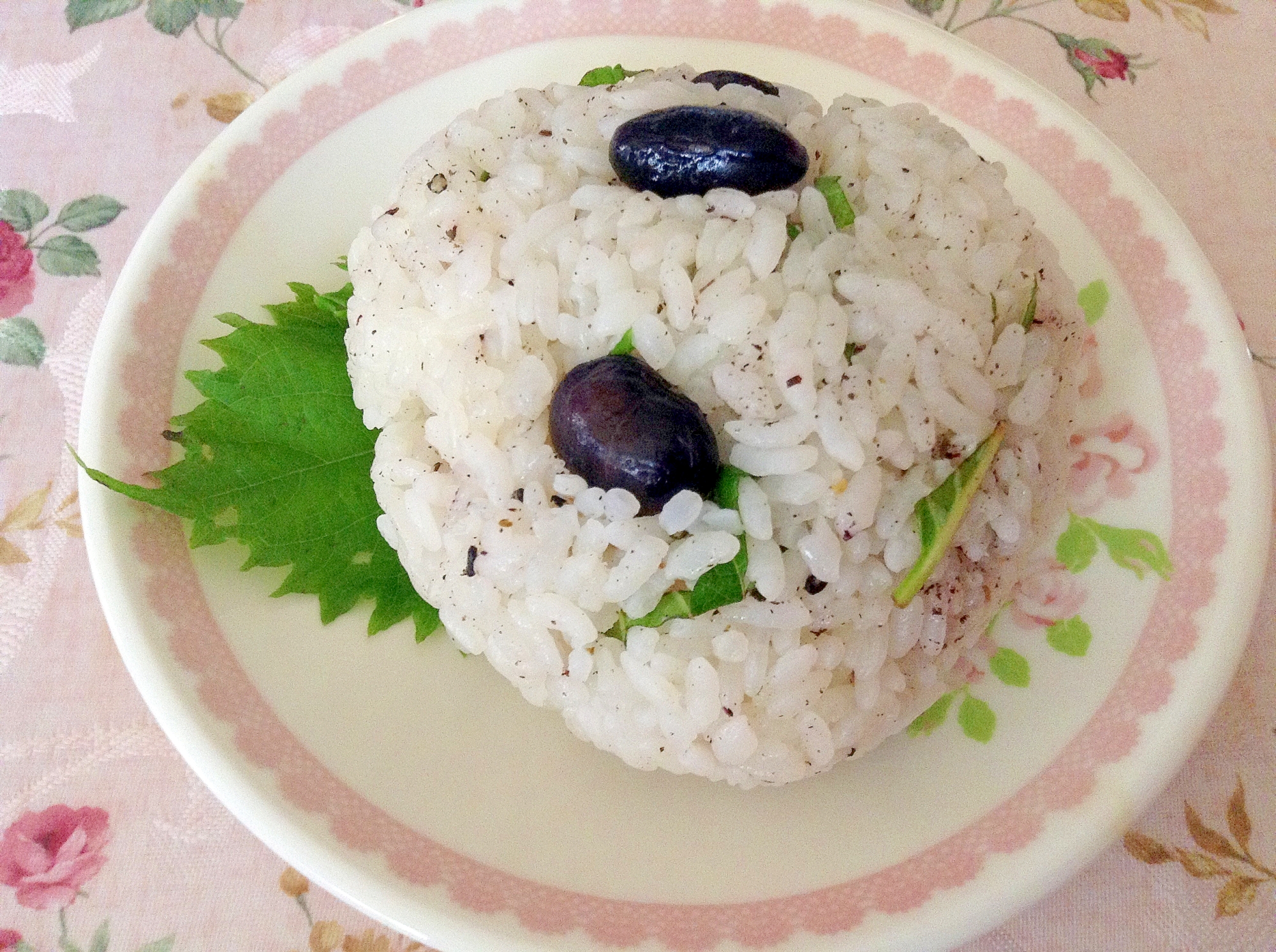 蒸し黒豆とゆかりと大葉のおにぎり♡