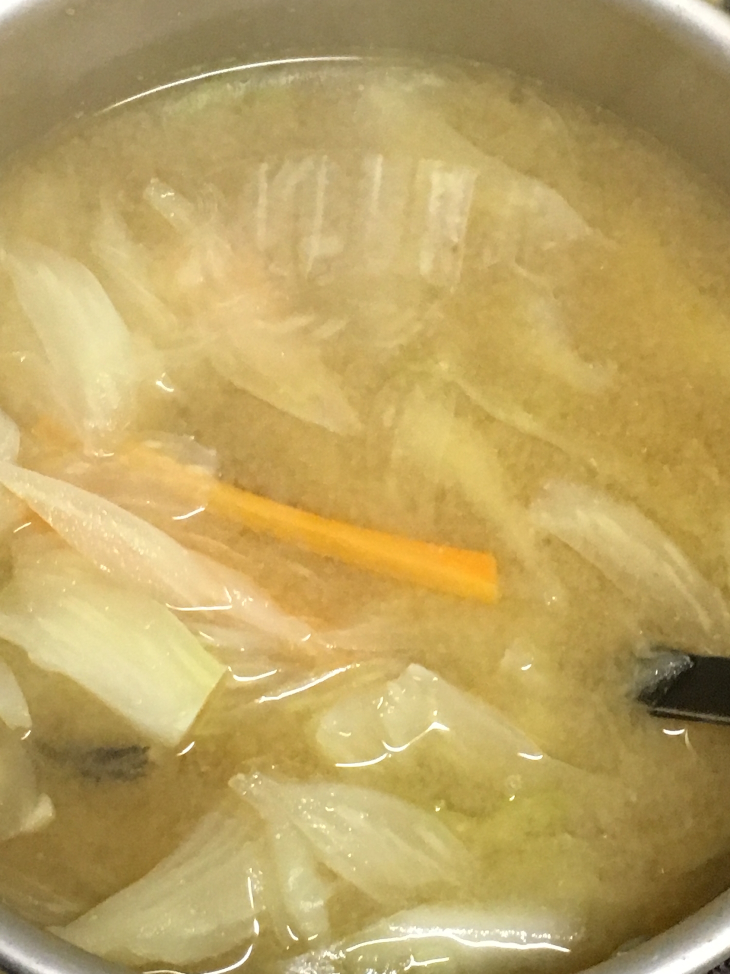 にんじん、キャベツ、煮干しの味噌汁