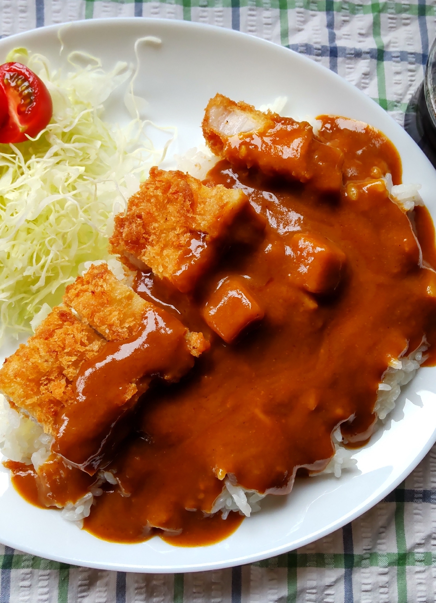 千切りキャベツと一緒に！カツカレー♪