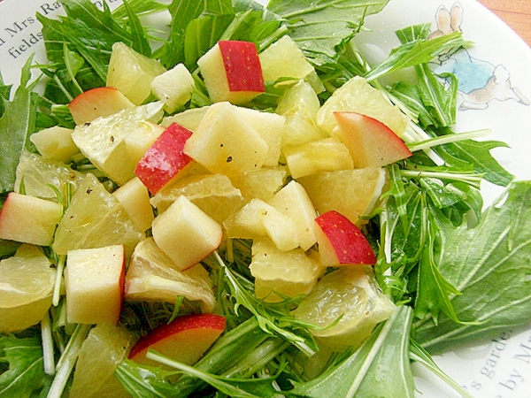 水菜でフルーツサラダ♪(グレープフルーツ&林檎)