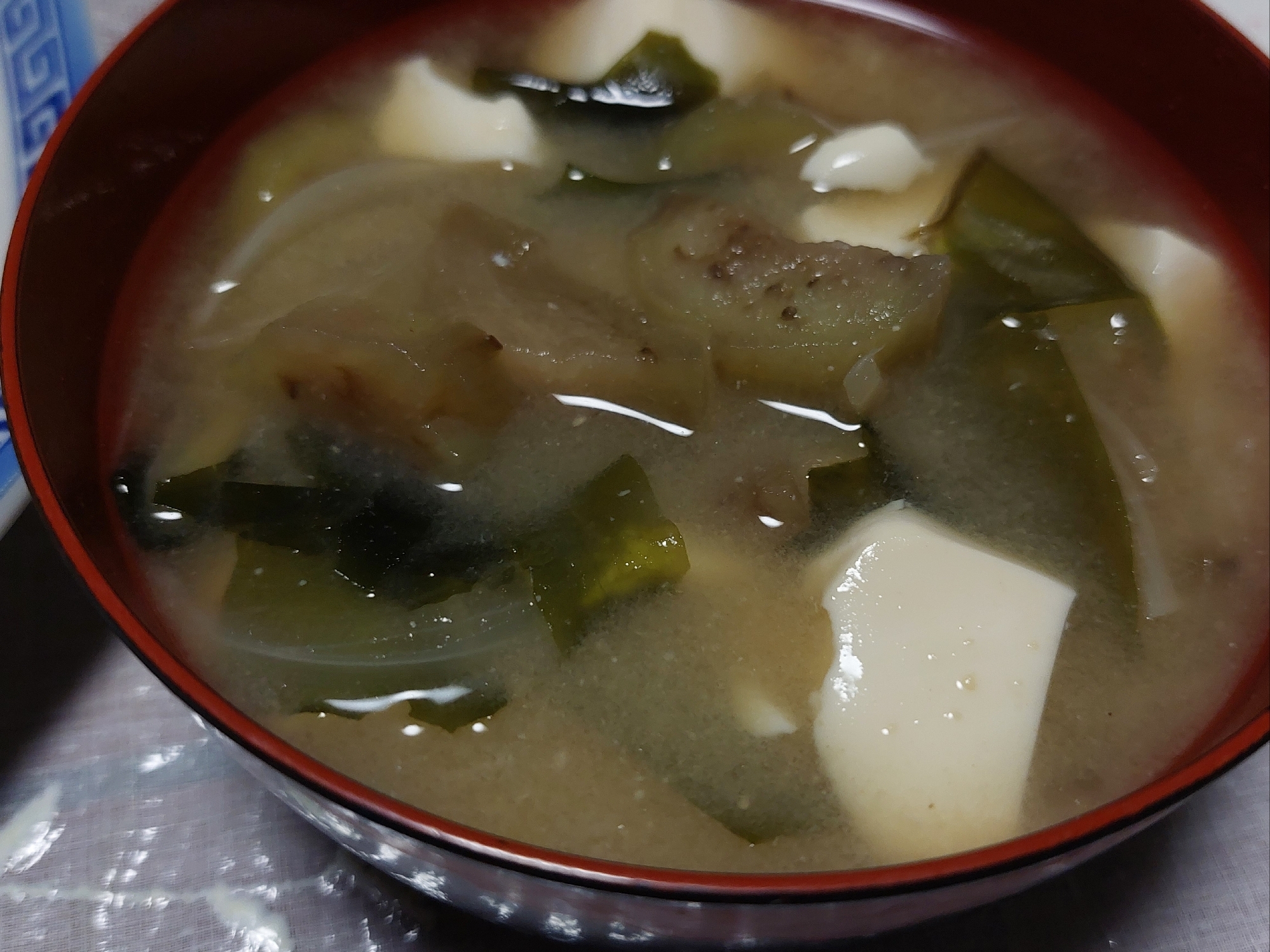ナスと玉ねぎとわかめと豆腐のお味噌汁