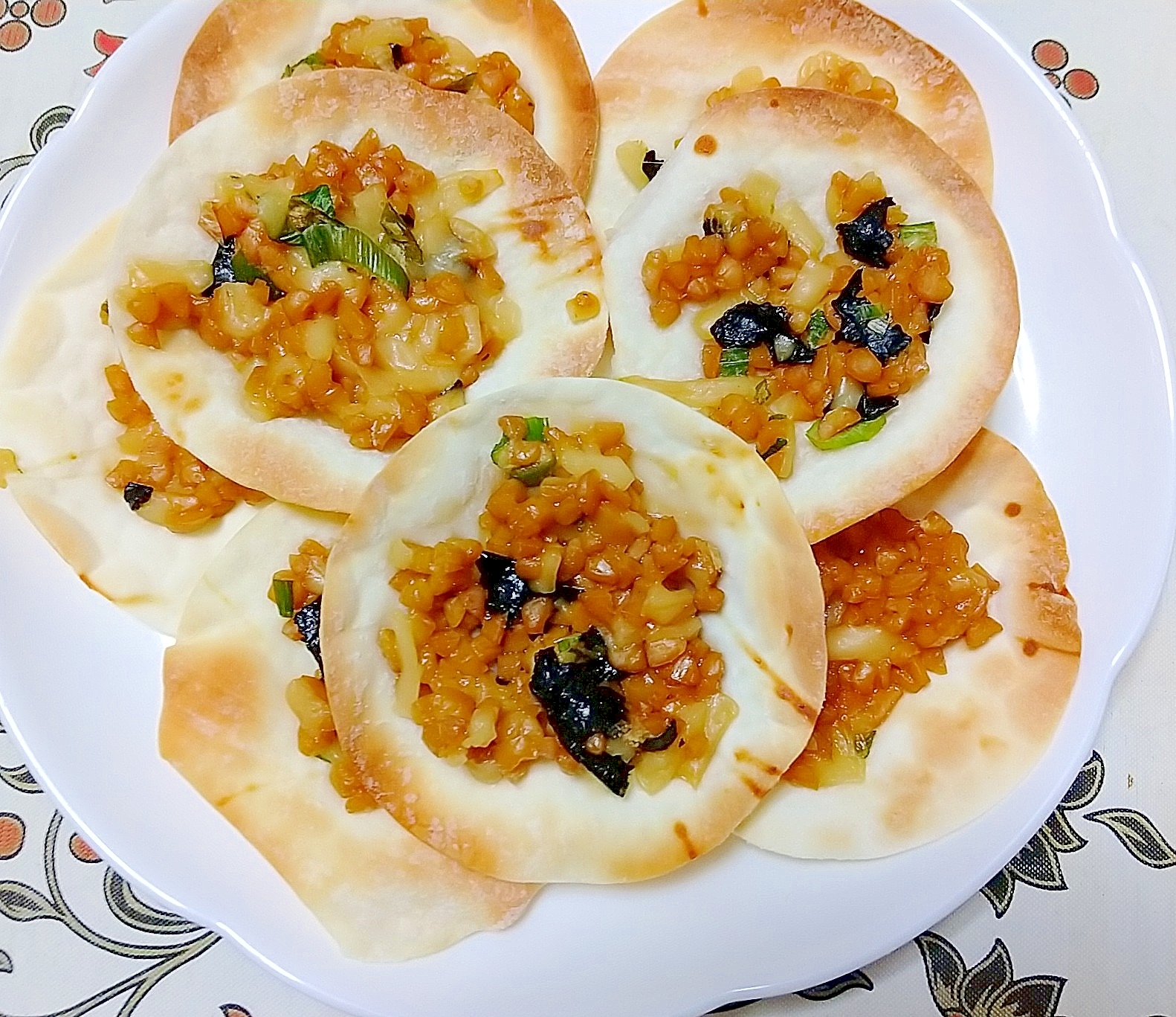 一口つまみ、餃子の皮に乗せて納豆とチーズ