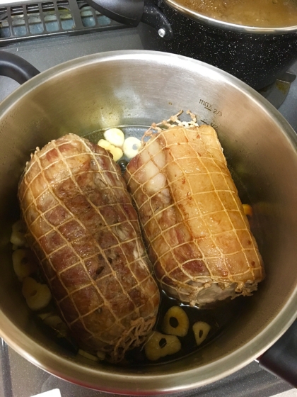 めっっっちゃ美味しかったです！！
食べる時にこの煮豚の上に食べるにんにくラー油を乗せて食べたらお店の味になりました。
絶対また作りますっ！写真は煮込み途中。