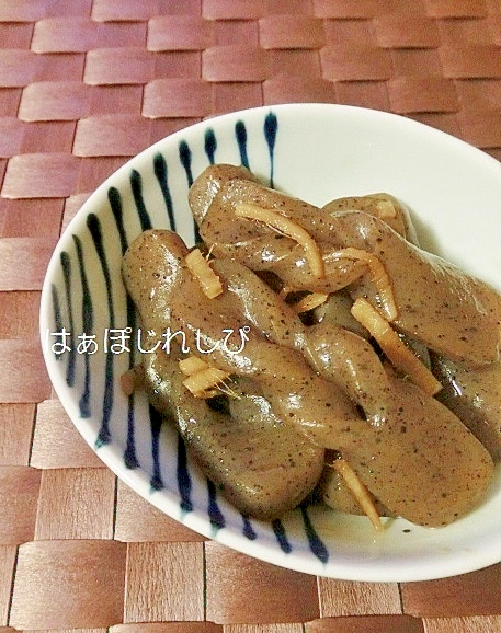 和皿に盛られたねじりこんにゃくのしょうが炒め煮