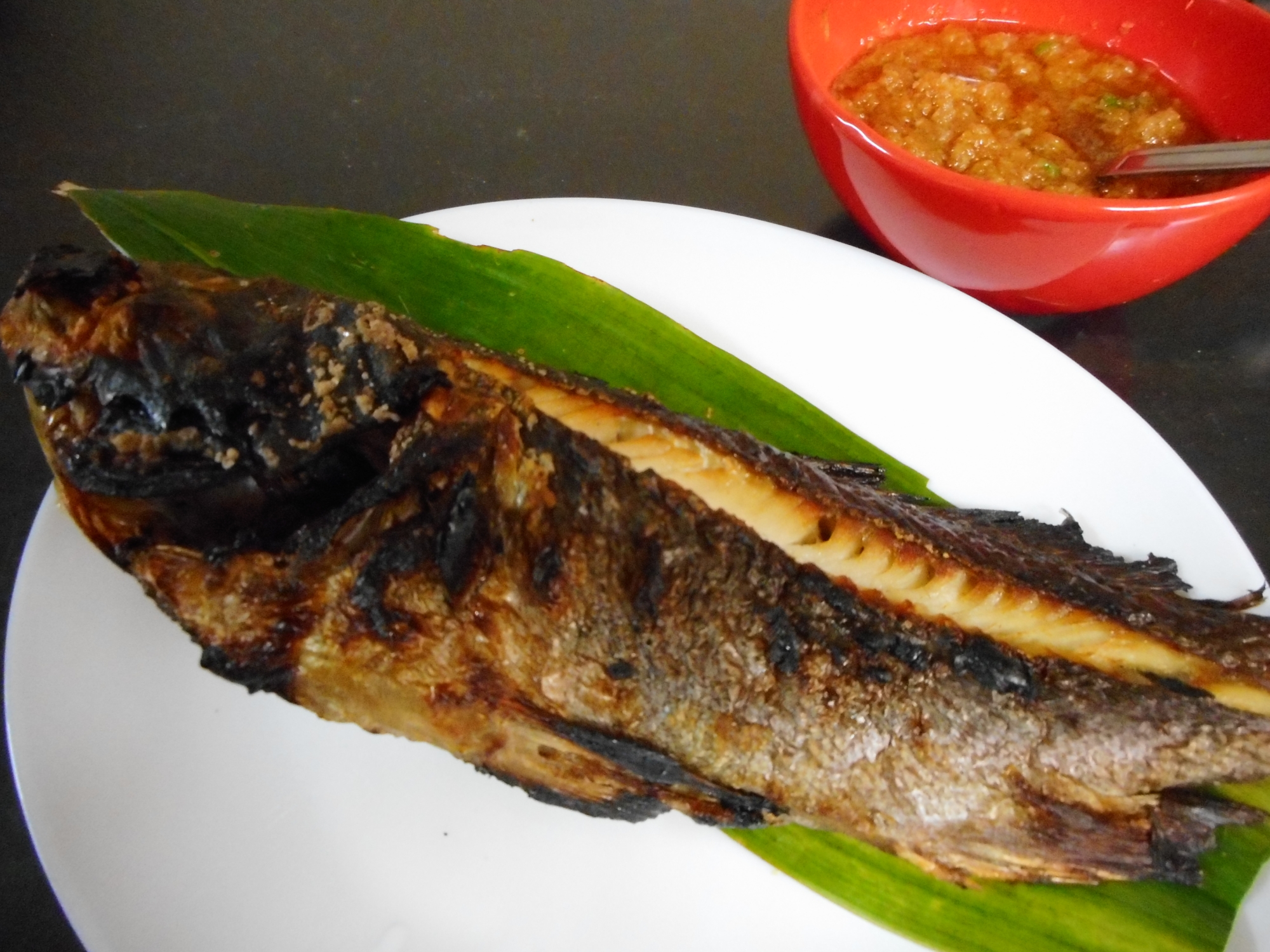 白いお皿に盛り付けられたそいの塩焼き