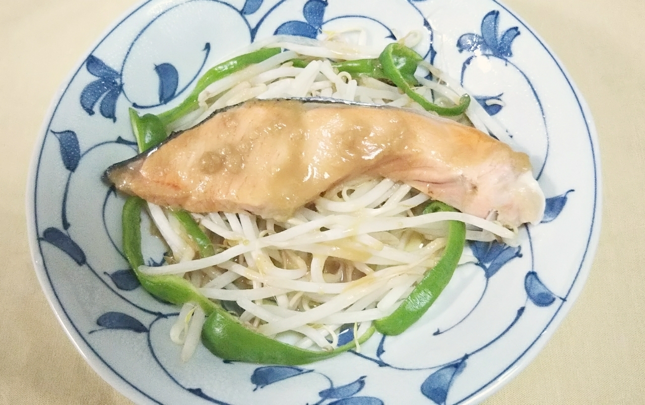 レンジでチン！もやしと鮭の蒸し煮♪