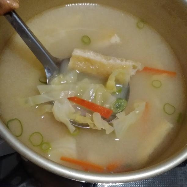 キャベツと油揚げと人参とネギのお味噌汁