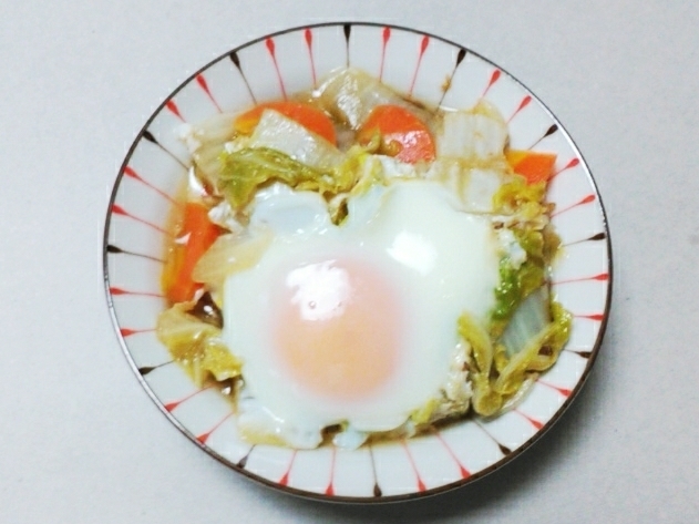 白菜と人参と落とし卵の煮物