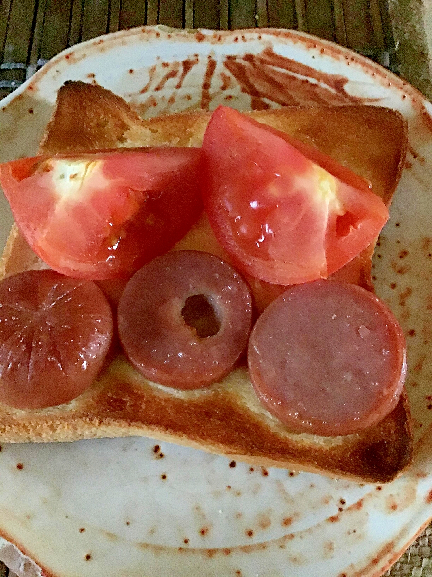 ボロニアソーセージとトマトのトースト。