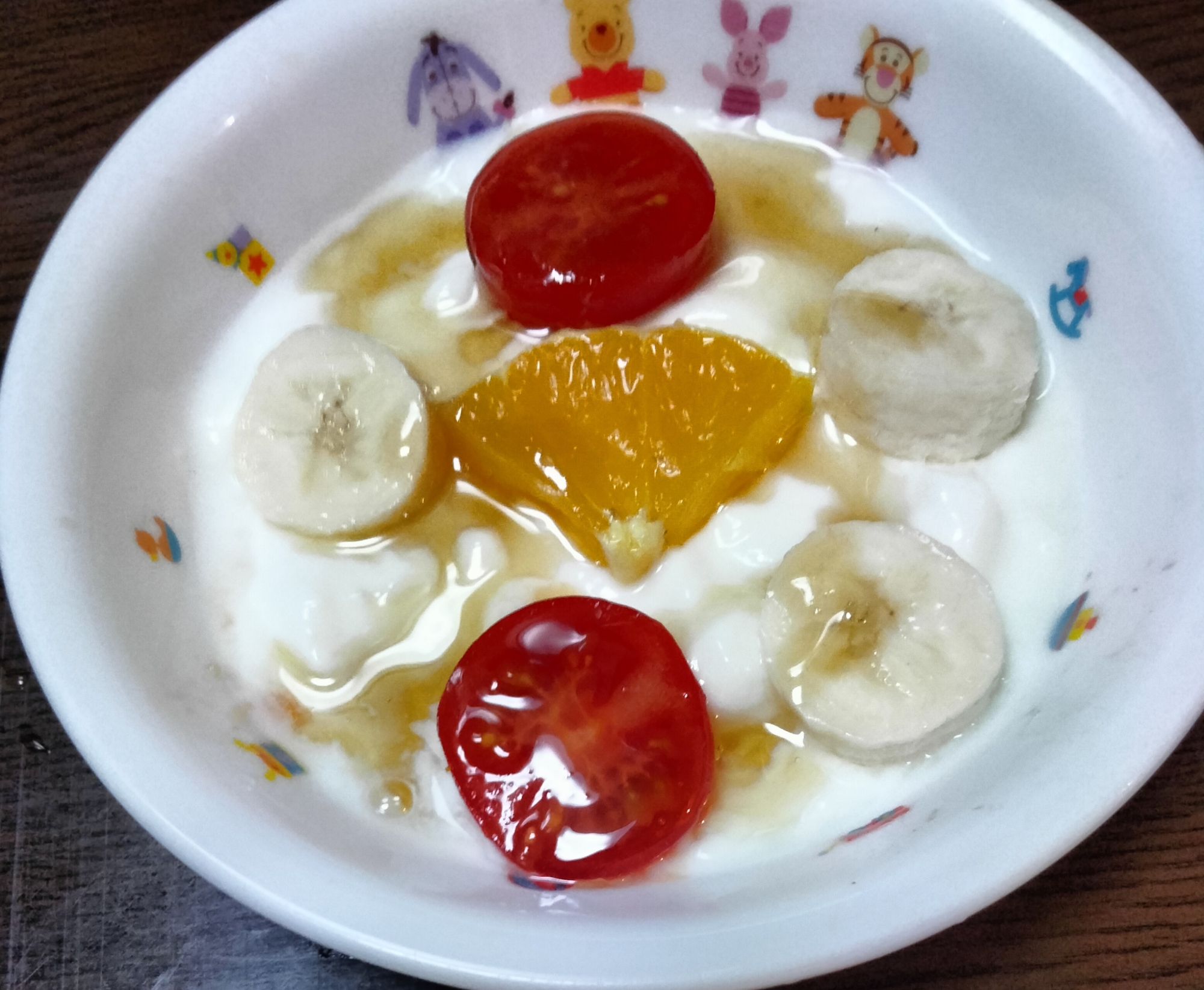 今日のヨーグルト♡バナナネーブルプチトマトのせて