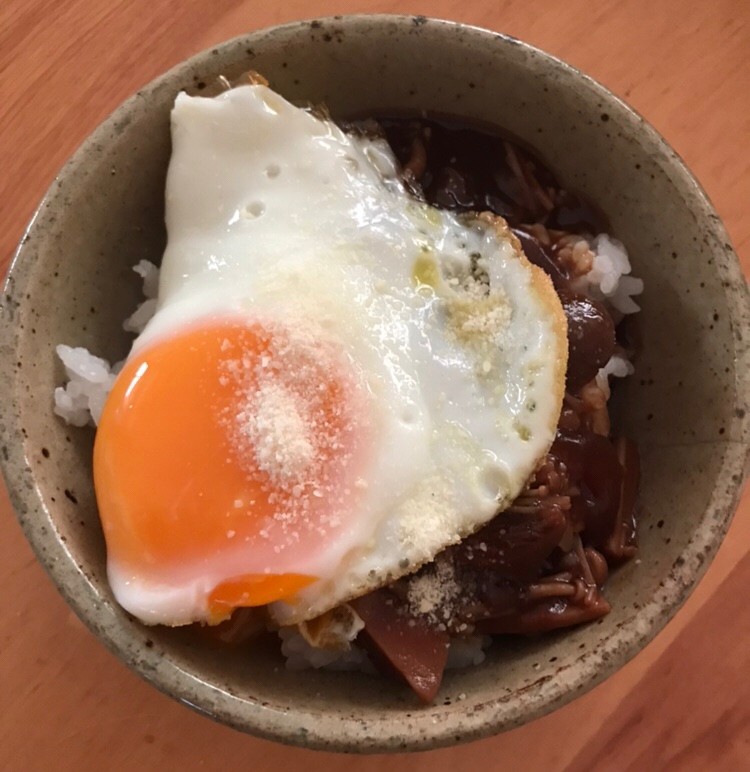 目玉焼きのせハヤシライス