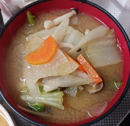 白菜とにんじんとえのきと油揚げの味噌汁