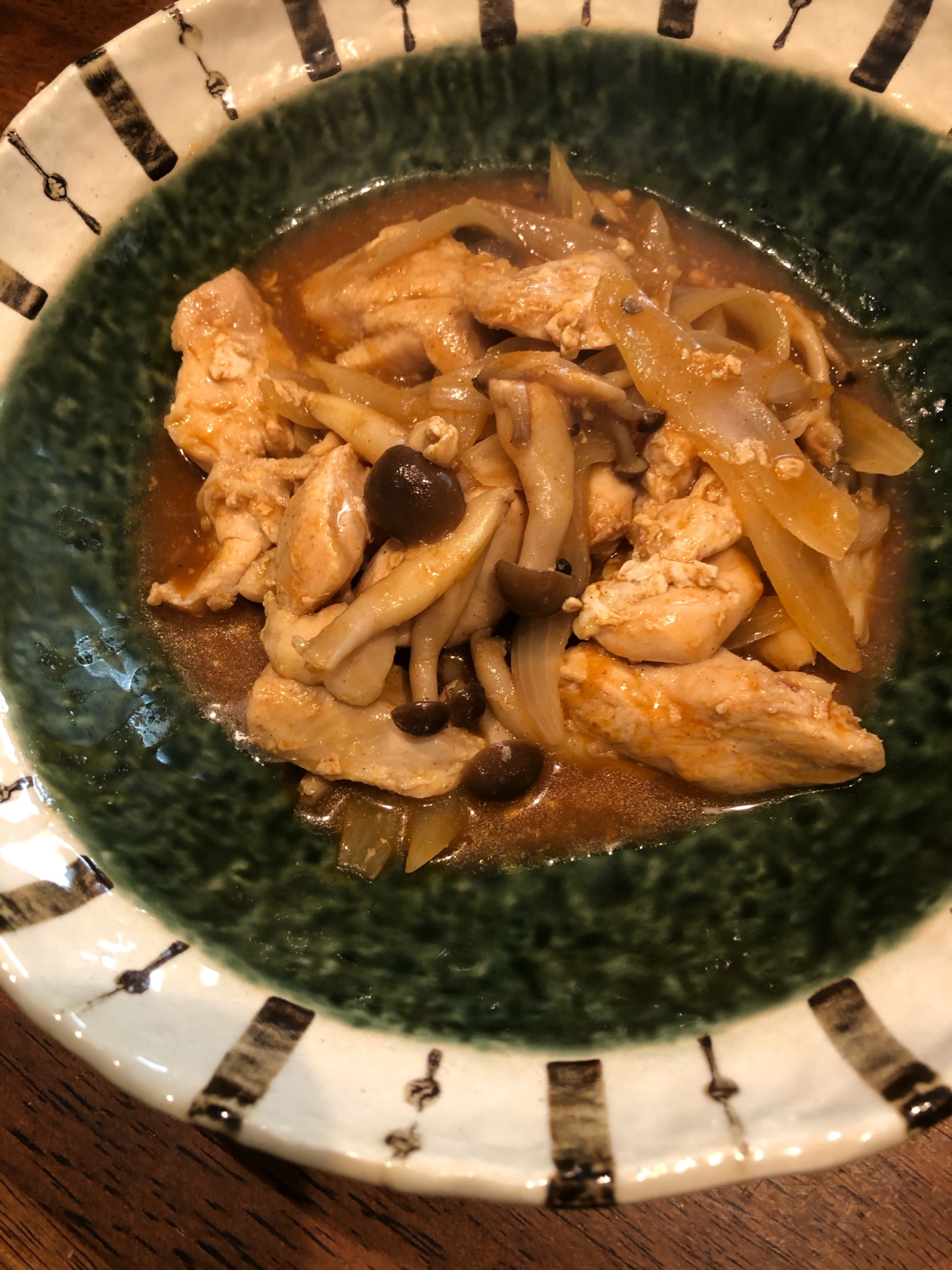 お箸がすすむ鶏肉ときのこのカレー風味炒め