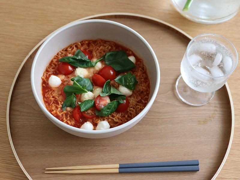 袋麺アレンジ　カプレーゼ風チキンラーメン