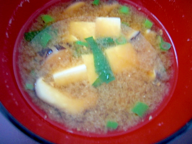 豆腐と干し椎茸の味噌汁