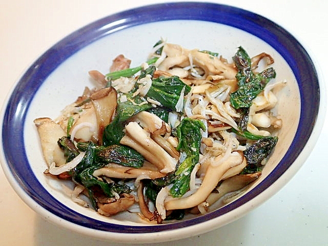 舞茸とほうれん草と釜揚げしらすの塩コショウ炒め