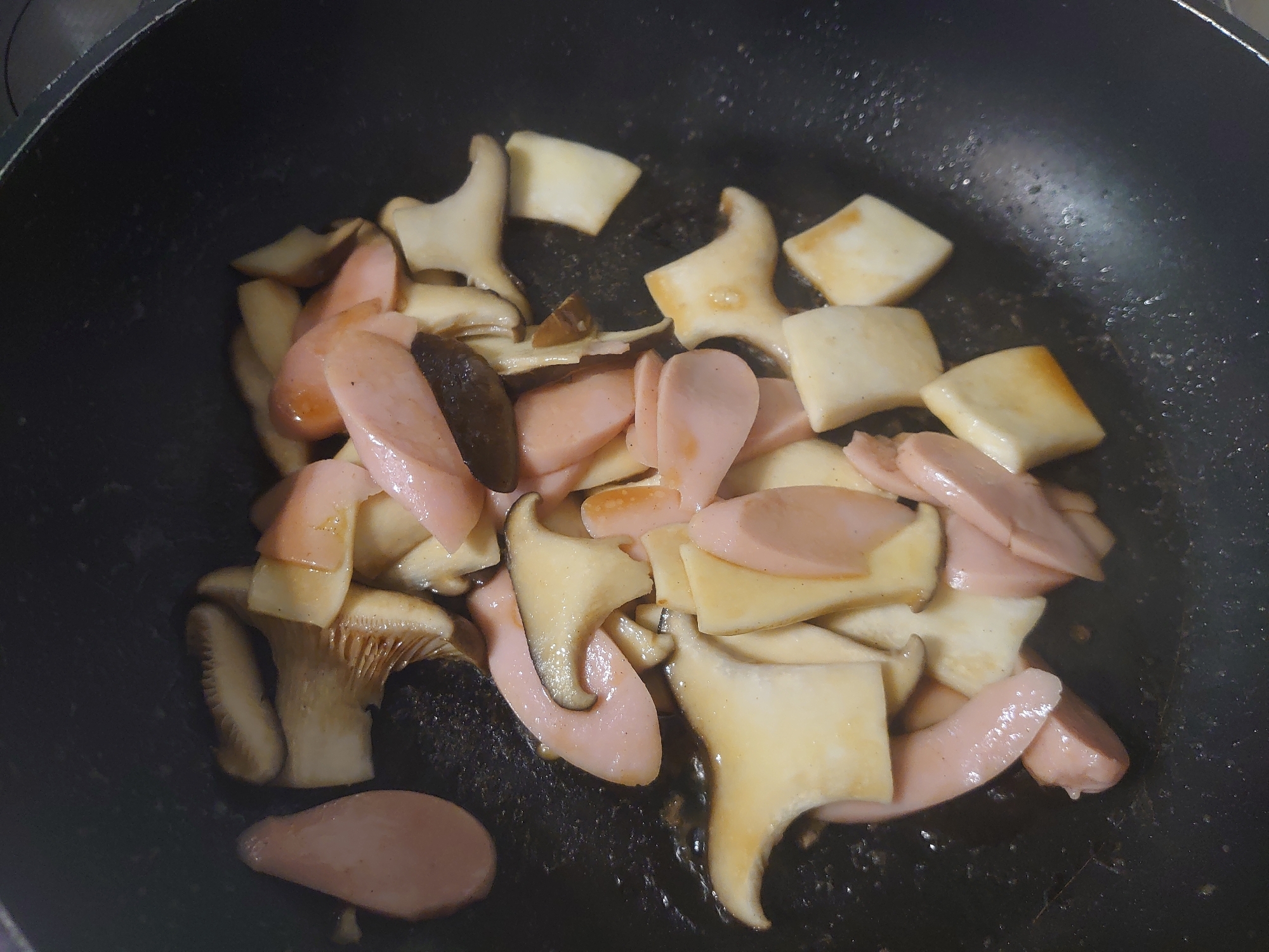 簡単☆エリンギと魚肉ソーセージのバター醤油炒め