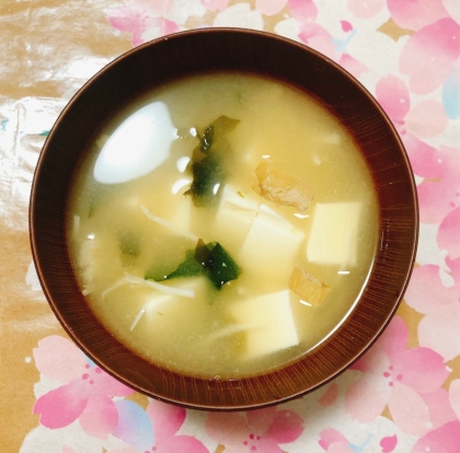 絹豆腐と薄揚げと青葱とワカメのお味噌汁