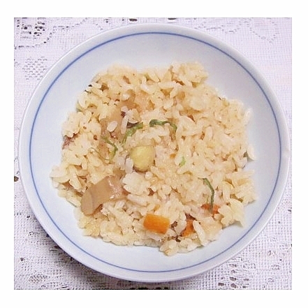 炊き込みごはん（にんじん・ひらたけ・銀杏・野沢菜）