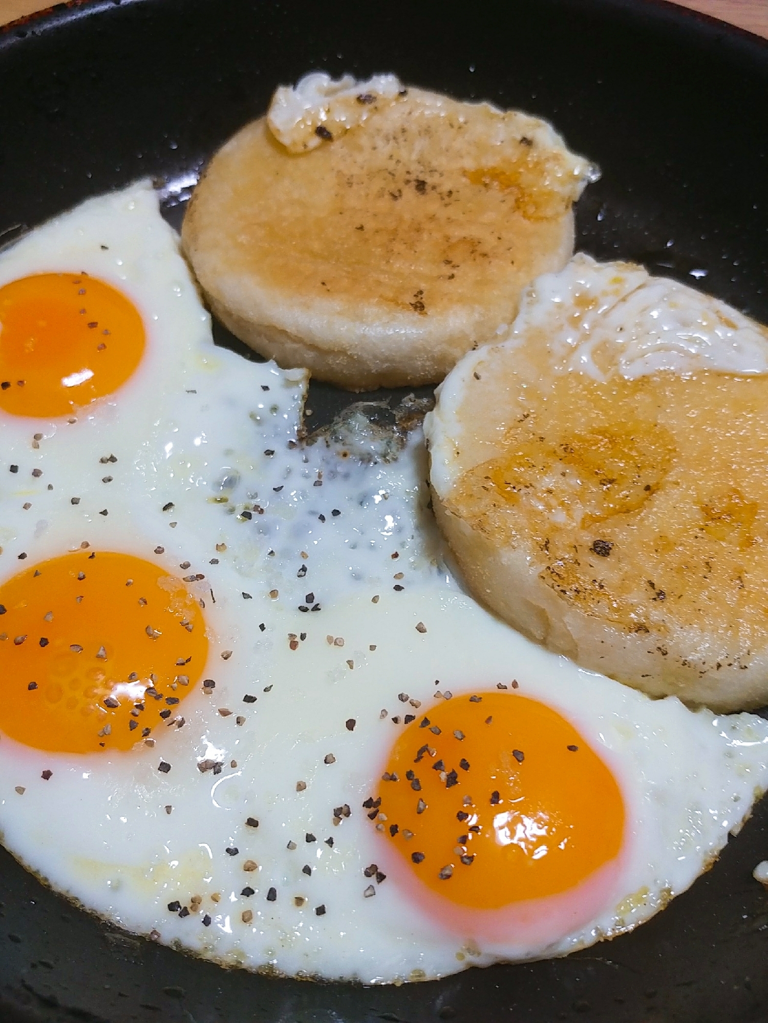 バターたっぷり　目玉焼きとイングリッシュマフィン