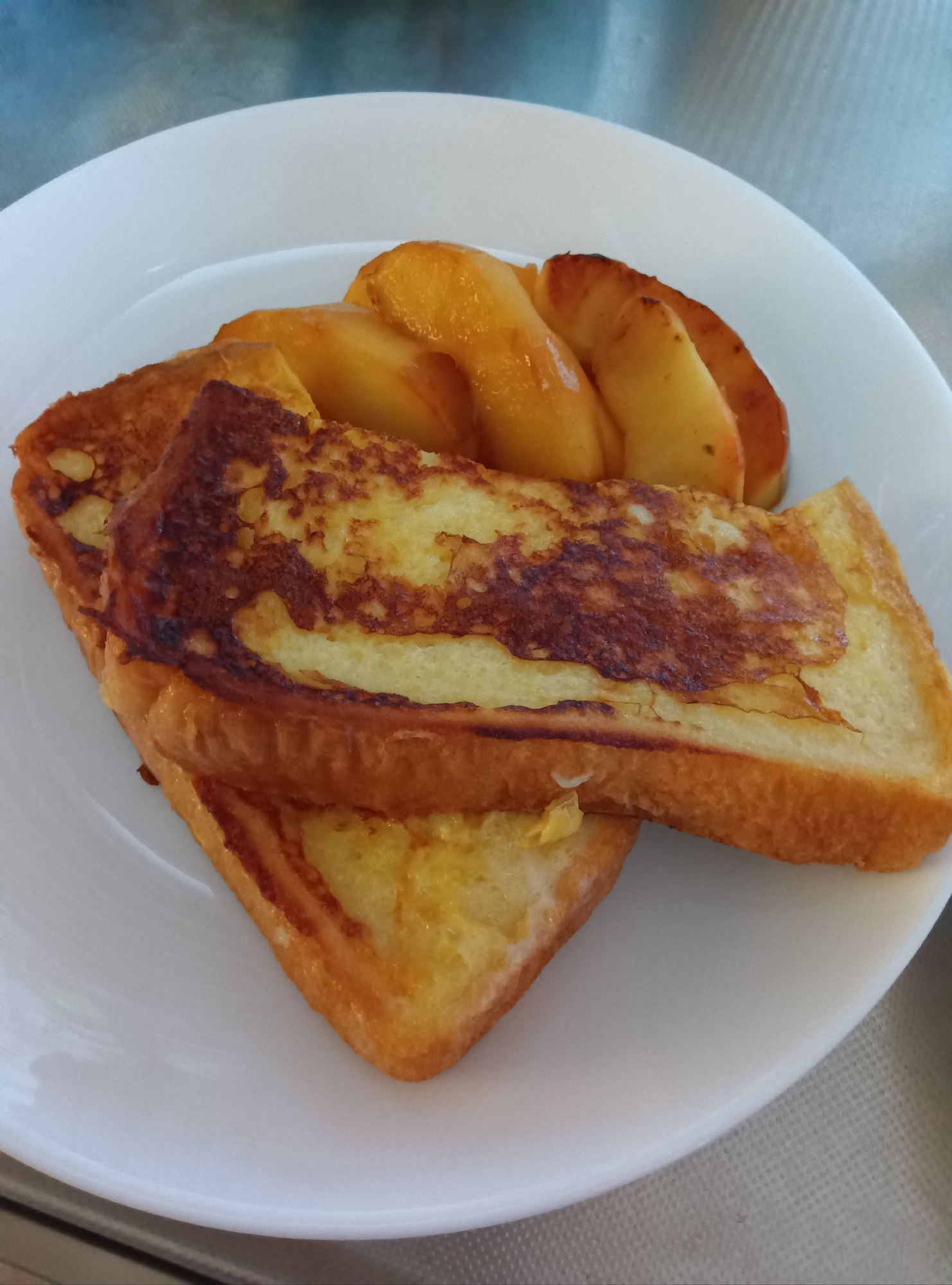 フレンチトースト りんごのソテー 添え