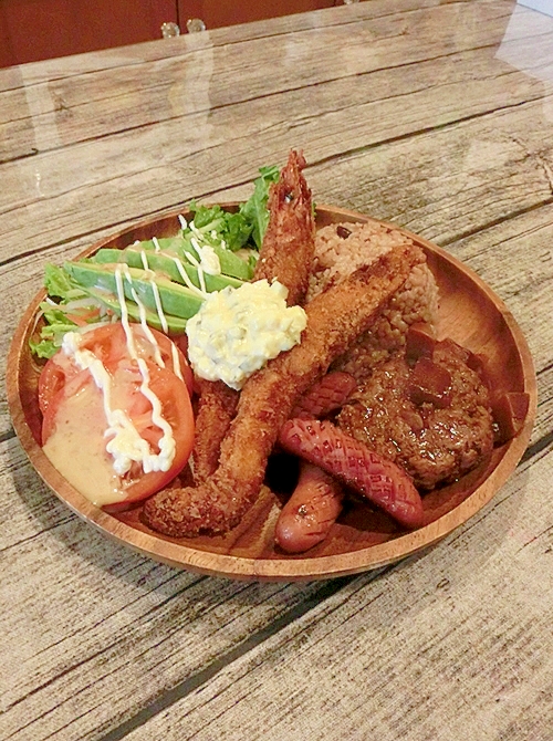 木の皿に盛り付けたエビフライと玄米ごはんのワンプレート
