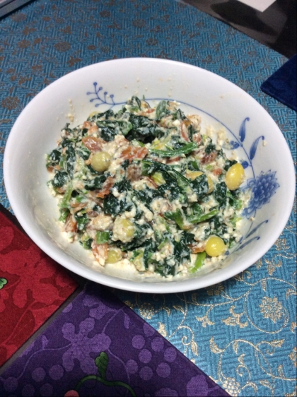 白和えの素を使わず、絹ごし豆腐、味噌、砂糖、すりごまだけで作れました。味の濃さも調節できて、美味しく出来た。ほうれん草と柿と銀杏の実の白和えにしてみました。